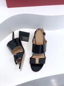 Projektant Sandały Projektanci Obcasy Sandal Kobieta Bow One Słowo Z Klasyczną Wstążką Grubą cm Pasek Wołowy Cowhid Cowshides Patent Leather Wysokiej Jakości Rozmiar Buty Heel