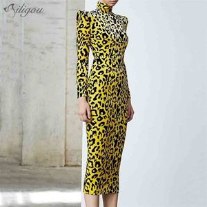 Tudo grátis Chegada Veludo Leopard Vestido Longo mangas Turtleneck Split Design Celebrity Party 210525