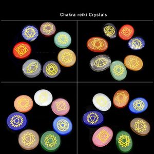 7 sztuk Chakra Kamień Zestaw Reiki Healing Crystal z wygrawerowane Siedem Chakras Symbole Holistyczna Energia Równoważenie Polerowane Naturalne Kamienie Koraliki Wyświetlacz Dekoracji