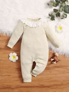 Baby-Jumpsuit mit Schlüsselloch-Rücken und Rüschendetail SIE