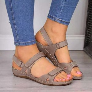 2021 Summer Woman Sandals Ny College Style Ladies Sandals Low Heel Wedge Casual Kvinnor Skor Mode Läder Nya Skor För Femme K78