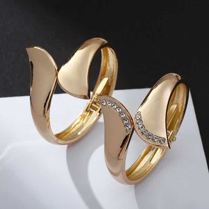 Moda Borda larga Fan-shaped Bangle Mulheres Boutique Pulseiras Q0719