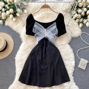 Summer Black Mesh Beading Mini Dress Kvinnor Sexig Square Collar Kortärmad Hög midja A-Line Slim Party Vestidos Kvinna 2021 Ny Y0603