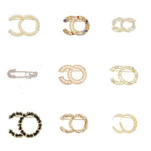 15color 18K Gold Plated Brand Designer Letters Brooches Women Crystal Rhinestone Pearl Suits Dress Pin Jewelry Clothing Decoration Party Gifts Accessories