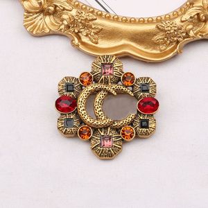 18K Gold Plated Letter Brooches Design Luxurys Desinger Brooch Vintage Women Rhinestone Pin Fashion Jewelry Clothing Decoration Accessories