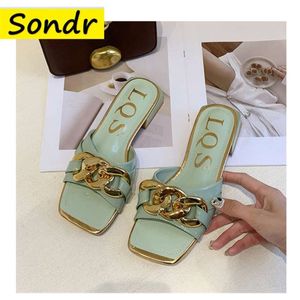 Marca Mulheres Chinelos de Moda Metal Decoração Sandálias Casuais Slides Ao Ar Livre Flip Flops Conforto Sapatos de Salto Baixo 210928