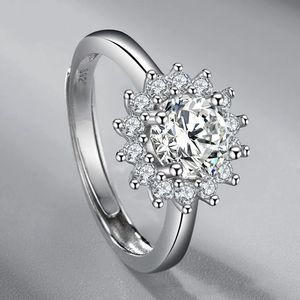 Europeia e americana S925 Imitação de prata Moissanite brilhando sol flor de diamante anel de casamento proposta de jóias presente de aniversário