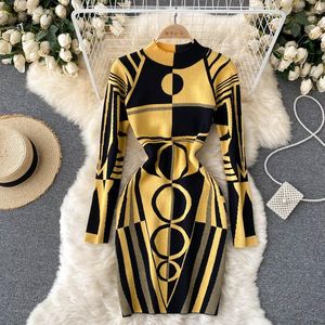 SINGREINY Kadın Tasarım Baskı Örme Elbise Uzun Kollu O Boyun Elastik Ince Kalem Sonbahar Kış Seksi Bodycon Kazak