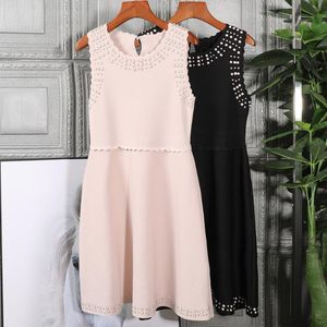 Kvinnors designer pärlor pärlor stickad tröja klänning ärmlös a-line eleganta rosa svarta klänningar 2021 hösten