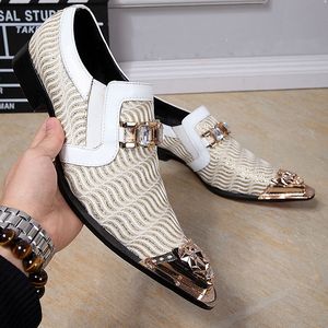 British Style White Mens Oxfords Bröllopsklänning Skor Guldmetall Toe T Stage Driving Loafers Män Flats