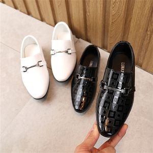 Barn skor barn läder lägenheter för medelstora stora pojkar metall spänne klassisk stil mode vit svart för bröllopssteg 26-36 ny 210306