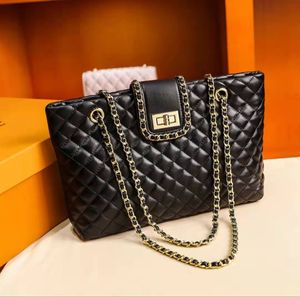 Designer shoulder bags Casual Handbags for women Soft leather messenger bag Diamond Lattice Cross Body Large capacity shopping bag Paneled shoulder straps HBP