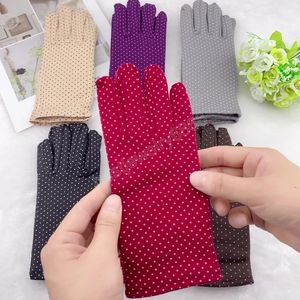 Mulheres Inverno Quente Luvas de Veludo Dot Elastic Wrist Mittens Full Finger Lady Mittens Soft Spandex Stretch Dance Luvas de Dança Acessórios