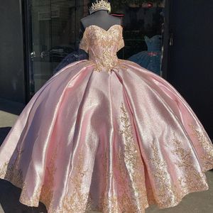 豪華なピンクの金色の刺繍Quinceaneraドレスボールガウンは肩から女性ビーズの甘い15ドレス16ガールズデザイナーパーティーフォーマルガウン