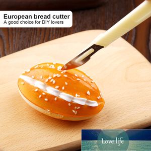 Baguette Bread Slicing Knife Practical European patisserie Bread Cutter Pastry Cutting Tools With Carbon Steel Blade PP Shank Factory price expert design Quality