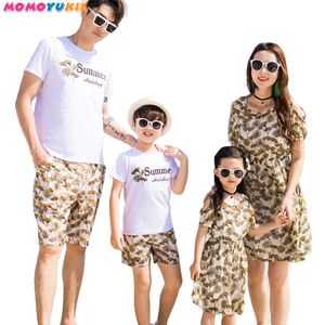 Familie ausgestattet Sommer Paar Strandkleid Baumwolle Kurzarm Druck T-Shirt Anzug Mutter Tochter Kleider Familie passend 210713