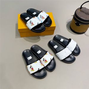 Designer-Luxus-Slipper-Sandalen am Wasser, Sommer-Strandpantoffeln mit goldenen Knöpfen und flachen Sohlen, Damen-Designer-Hausschuhe aus Leder mit flachen Sohlen und Box