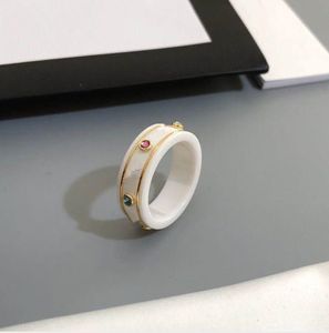 Par ring med logotyp Enkel Brevring Bästsäljande högkvalitativa keramiska material Ringar Mode Smycken Leverans W300