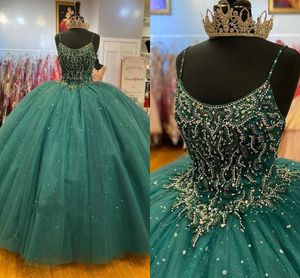 2022 بلينغ هنتر الأخضر فساتين quinceanera السباغيتي الأشرطة الديكور كريستال فتح العودة سباركلي تول الحلو 16 اللباس حفلة موسيقية اللباس الرسمي التخرج