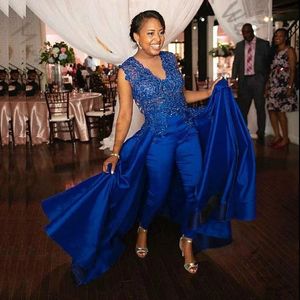 2022 Royal Blue South African Evening Prom Dress Formele Jumpsuit V hals Kant met Trein Satijn Ruched Applique Geplooid Pageant Homecoming Coktail Jurken