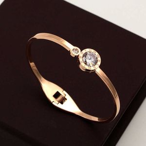 Luxury Brand Love Roman Crystal Charm Armband Kvinnor Smycken Guldfärg Hål Romerska Numraler Bangle Armband B023 Q0719