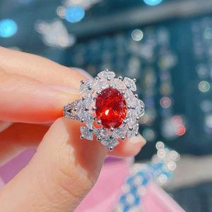 Bröllopsringar Lyxiga snöflinga Silver Inlay Oval Red Cubic Zirconia Eleganta smycken för kvinnor Party Fashion Christmas Gifts