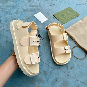 21ss top diseñador de lujo para mujer jalea Correas rosadas Hebilla sandalias moda verano damas pisos playa zapatillas última mujer plataforma fondo grueso toboganes casuales