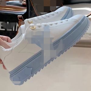 Time Out Sneakers Women Shouse Осуренная кожаная женщина повседневная обувь Размер обуви 35-41 модель HYAA51489