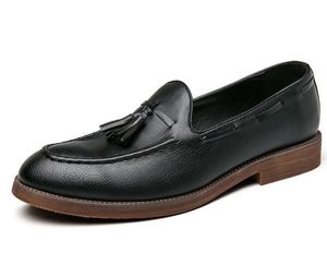 Erkekler Tasarımcı Moda Ayakkabı Püskül Dekore Deri Loafer'lar İngiliz Tarzı Vintage Moccasins Flats Oxford V Ayakkabı Üzerinde Kayma