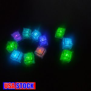 Cubetti di ghiaccio a LED Luce lampeggiante attivata dall'acqua Luci cubiche luminose Induzione incandescente Barrette di compleanno per matrimoni Decorazioni per bevande