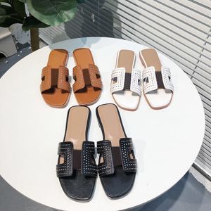 Women Beach Tisters Classic Flat Show Style Woman Summer Lady Cartoon Big Head Leather Fashion Sandal Top Quality