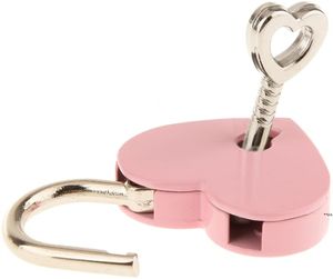 O coração cor-de-rosa do metal do Valentim em forma de fechamento do mini com chave para a bolsa, bagagem pequena, caixa minúscula do diário do ofício RRE11960
