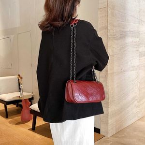 Großhandel Kette PU-Leder Umhängetaschen für Frauen Kleine einfarbige Schulter-Umhängetasche Dame Reisehandtaschen und Geldbörsen