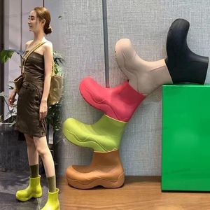 Botas Novas venda por atacado-2022 Designer nova moda moda mulheres biodegradável botas curtas luz impermeável grama kiwi sapatos casuais botega Borracha de borracha genuína sola de grandes dimensões várias botas de uma peça