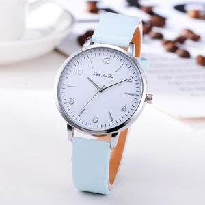 Läderband kvinnlig titta på analog armbandsur runt minimalistkvarts vit gåva