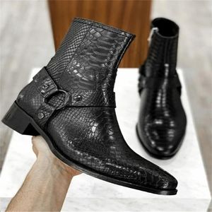 Männer Schuhe handgemachtes hochwertiges schwarzes PU Python Muster Gürtel Mid Ferse Seite Reißverschluss Mode All Match Kleid Knöchelstiefel XM445