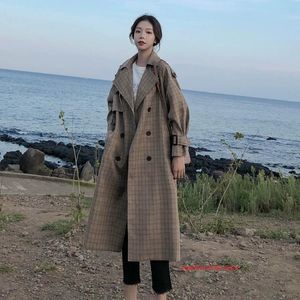 Kvinnors Trench Coats 2021 Kvalitet Fashion Elegant Lång Plaid Coat Dubbelbröst med Belt Lady Duster Clook Spring Autumn Windbreaker