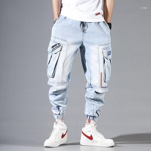 Mäns jeans mode streetwear män ljusblå lös passform Multi Fickor Cargo Byxor Harem Broderi Designer Hip Hop Joggers1