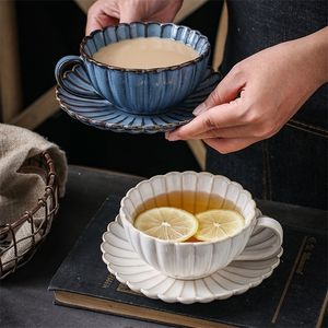 일본 세라믹 커피 머그잔 크리 에이 티브 국화 모양의 컵 접시 세트 간단한 복고풍 애프터 티 220311