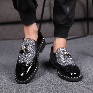 Erkek Gündelik Gece Kulübü Ziyafet Giyim Patent Deri Püskül Ayakkabı Slip-On Oxfords Ayakkabı Sivri Burun Loafer'lar Zapatos Hombre Mocassin