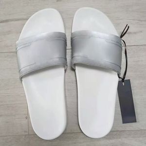 Designers kvinnor sandaler mode sex färger blå vit röd svart guld silvery platt flip flops män slip tofflor