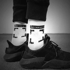 Off Fashion Mens Streetwear Socks Women Men High Quality Cotton All-match Arrow X Printing Breathable Black White Mixing Football