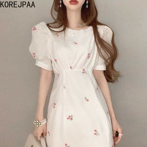 Korjpaa Kvinnor Klänning Sommar Koreansk Fashion Sweet Elegant O-Neck Broderad Blomma Midja-Slim Bubble Sleeve Long Vestido 210526