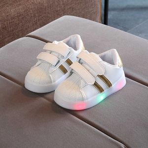 通気性の子供たちの男の子の靴子供スニーカーの女の子SolidColorの柔らかい靴の滑り止め柔らかい底の赤ちゃんカジュアルな輝く靴G1025