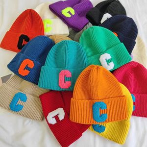 vendita all'ingrosso versione coreana del semplice grande cappello di lana lettera C autunno caldo protezione per le orecchie cappello lavorato a maglia cappelli da studente 17 colori