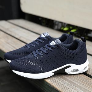 2021 Ankomstkudde löparskor Andningsbara Mode Män Kvinnor Designer Svart Navy Blå Grå Sneakers Tränare Sportstorlek EUR 39-45 W-1713