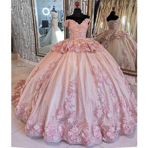 2022 Pink Ruffles Fiori fatti a mano Ball Gown Quinceanera Dress Off The Shoulder Manica corta Appliques Pizzo Vestidos De 15 16 A￱os