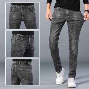 Högkvalitativa Mens Jeans Designer Luxurys Ljusgrå Blå Färg Distressed Business Casual Young Wear Man Broderi Rock Slim-Ben Fit Ripped Stripe Berömda Byxor W38