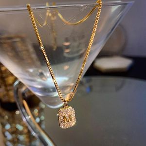 Pendentif Colliers Trendy Exquisite La lettre M Petite chaîne carrée Collier pour femmes de haute qualité Tempéramment Bijoux Bling Zircon