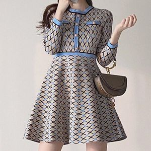 Casual sukienki 2021 Jesień Zima Kolor Kontrast Chic Dzianiny Mini Sukienka Korea Przycisk Jacquard Geometryczny wzór Sweter Vintage Szata